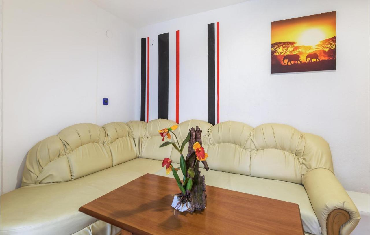 In With Kitchen Apartment Pula